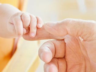 Reconnaissance de paternité dans le cadre d'une GPA : la Cour de cassation rappelle l'importance de faire suppléer l'intérêt de l'enfant